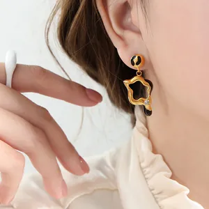 Pendientes vintage de oro con aceite de gota negro y circonitas de diseño irregular