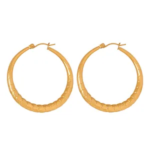 Créoles surdimensionnées plaquées or 18k avec motif de texture en spirale rétro