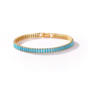 Minimalistisches 18 Karat vergoldetes Tennisarmband mit rechteckigen türkisfarbenen Steinen