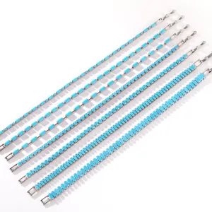 Detailansicht der minimalistischen versilberten Gliederketten mit blauen Türkissteinen.