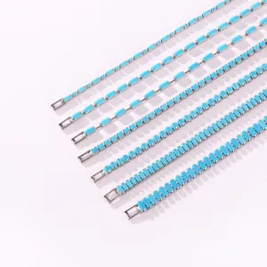 Detailansicht verschiedener Türkis-Krallenketten-Armbänder mit minimalistischer Versilberung
