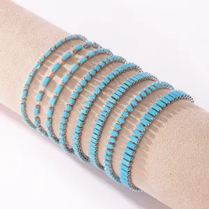 Detailaufnahme von Türkis-Tennisarmbändern mit verschiedenen Steinschliffen