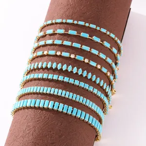Detailansicht von 18 Karat vergoldeten Türkis-Armbändern mit Kristallakzenten auf Dekor