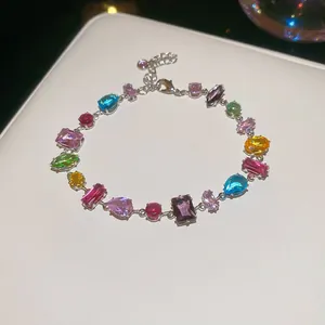Vista detallada de una pulsera de circón multicolor con varias formas de piedras.