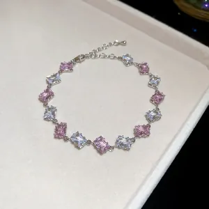 Detalle de una pulsera de circonitas rosas y blancas con elegantes piedras rectangulares