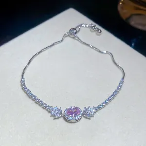 Nahaufnahme eines eleganten rosa Zirkonia-Armbands mit verstellbarer silberner Kette