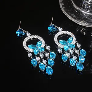 Boucles d'oreilles élégantes en argent avec pampilles en zircon bleu en forme de goutte