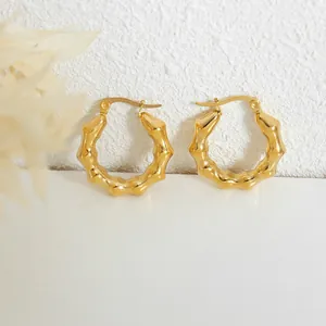 Elegantes pendientes de aro en C de acero bañados en oro 18k con diseño de bambú texturizado