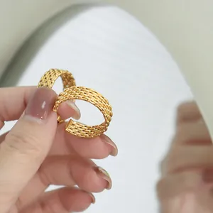 Eleganti orecchini a cerchio in titanio dorato con trama a maglia intrecciata per donna