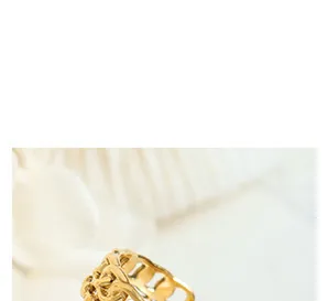 Makro-Detail des goldenen Rings mit geflochtener Textur und ineinandergreifenden Mustern