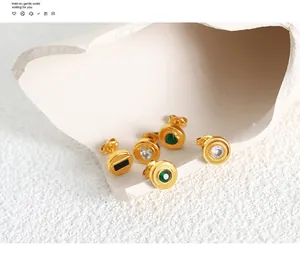 Coffret de cinq puces vintage dorées avec émeraude, cristal et pierres noires