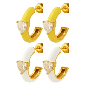 Goldene C-Ohrringe mit gelben und weißen Emaille-Herzen und funkelnden Zirkonia