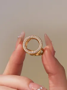 Detailaufnahme des Goldrings mit Pavé-Zirkonia und glänzendem Oberflächenfinish