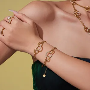 Parure de bijoux en acier doré avec cercles entrelacés et pierres de zircon brillant
