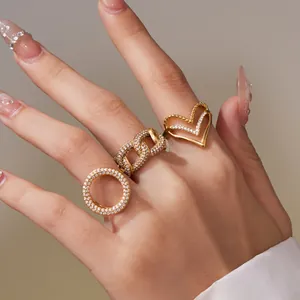 Dreiteiliges goldenes verstellbares Ring-Set mit Zirkonia und hohlem Herz-Design
