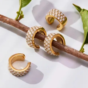 Lot de quatre bagues d'oreille en C plaquées or 18 carats avec oxydes de zirconium 5A
