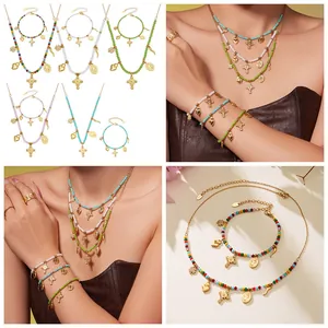 Detail eines böhmischen Perlen-Schmucksets mit goldenen Kreuz- und Herzanhängern in fünf Farben