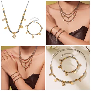 Détail des breloques main de Fatma en zircon 5A sur l'ensemble collier et bracelet en acier