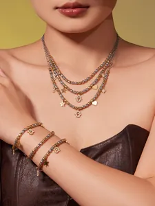 Vue détaillée d'un ensemble de colliers et bracelets avec pendentifs étoile et cœur