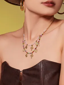 Details von mehrlagigen Boho-Halsketten mit bunten Perlen und goldenen Anhängern