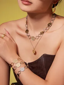 Detail des 18k vergoldeten Edelstahl-Schmucksets mit Münzanhängern und Zirkonia