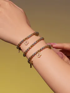 Détail d'un ensemble de bracelets perlés avec breloques Main de Fatima et étoiles