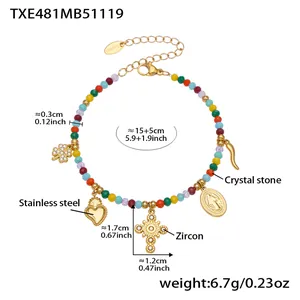 Detailansicht eines Kristallperlenarmbands mit goldenen Edelstahlanhängern und Größenangabe
