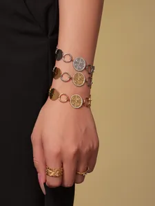 Detailansicht der 18k vergoldeten Halsketten und Armbänder mit Zirkonia-Scheiben für Damen