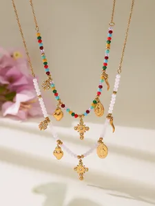 Detail von Boho-Halsketten mit Naturkristallperlen, goldenem Kreuz und Herzanhängern