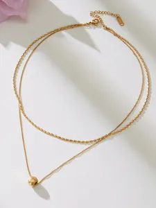 Détail du collier double rang plaqué or avec perle cylindrique et fermoir mousqueton