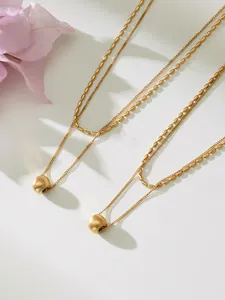 Détail du collier double rang doré avec pendentif sphérique rainuré plaqué or 18k