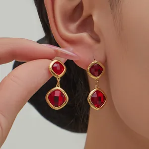 Κομψά σκουλαρίκια 18k χρυσό με διπλή τετράγωνη κόκκινη πέτρα από γυαλί