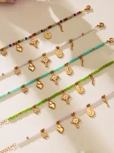 Detailansicht von facettierten Kristallperlenarmbändern mit goldenen Anhängern