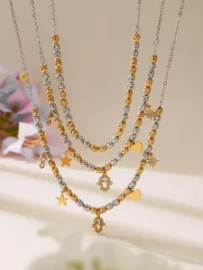 Détail du collier multicouche or et argent avec pendentifs infini et étoile en zircon