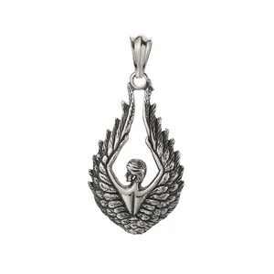 Pendentif déesse ailée en acier inoxydable vieilli au style mythologie égyptienne