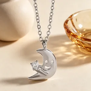 Primo piano dettagliato di una collana a mezzaluna sorridente con zircone scintillante