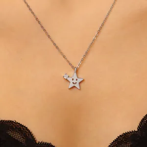 Vista dettagliata di un'elegante collana a stella d'argento con faccina sorridente e zircone.