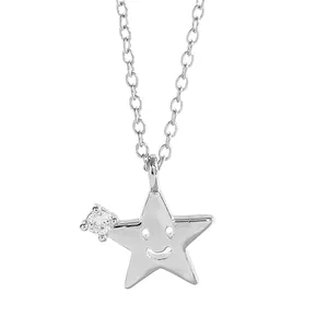 Vista dettagliata della collana con ciondolo a stella d'argento con smiley e zircone