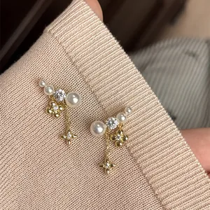 Orecchini di Lusso a Pendente con Nappa a Fiore Placcati in Oro 18K per Donna Eleganti Orecchini con Perle Artificiali e Strass