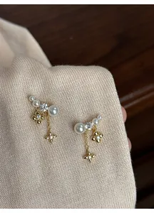 Eleganti orecchini placcati in oro 18 carati con perle e nappe floreali su maglieria