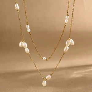 Detailansicht einer Titanstahl-Halskette mit eleganten, barocken Perlen in Gold.