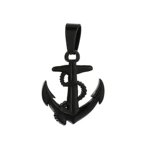 Collier avec pendentif ancre de marine en acier inoxydable noir pour hommes sur fond blanc