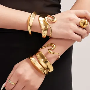 Conjunto de brazaletes de acero inoxidable dorado con textura de curva S y anillos