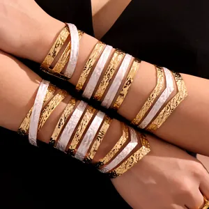Set di bracciali multistrato in acciaio inossidabile placcato oro 18k e smalto bianco