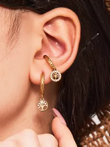 Détail des boucles d'oreilles Arbre de Vie dorées avec oxydes de zirconium portées