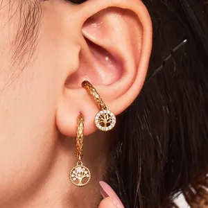 Boucles d'oreilles martelées en or avec pendentif Arbre de Vie et zircons brillants