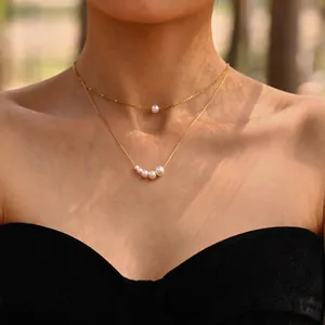 Διπλό κολιέ με επίστρωση χρυσού 18k και λευκά μαργαριτάρια φορεμένο από μοντέλο