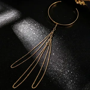 Verfijnd macrodetail van een gouden vintage meerlaagse kwastjesketting armmanchet sieraad