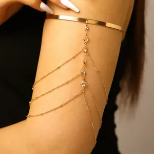 Detailopname van een minimalistische gouden kwastjes-armband met kristallen accenten