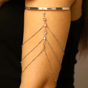 Gedetailleerd overzicht van een zilveren armband met gelaagde kwastjes en heldere strassteentjes